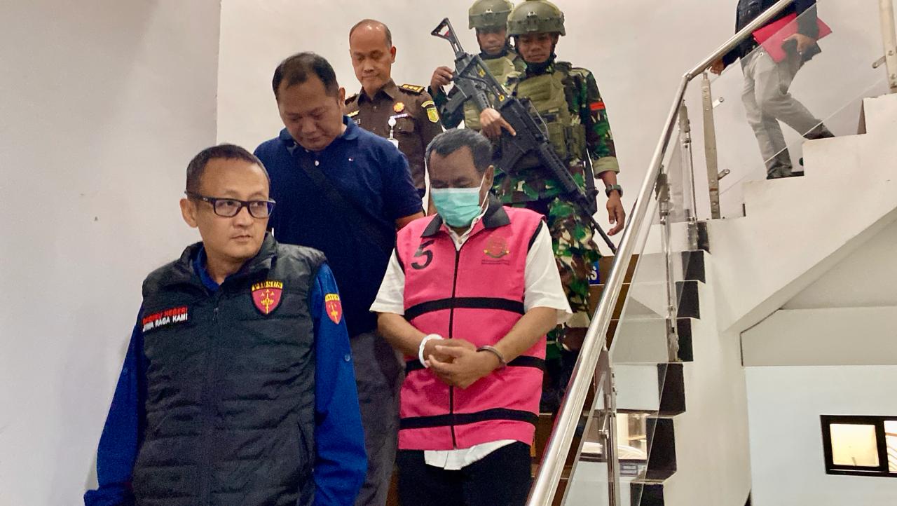 Tersangka berinisial HM merupakan mantan Kepala Dinas Pertambangan dan Energi Kabupaten Kutai Kartanegara periode 2005&ndash;2008.