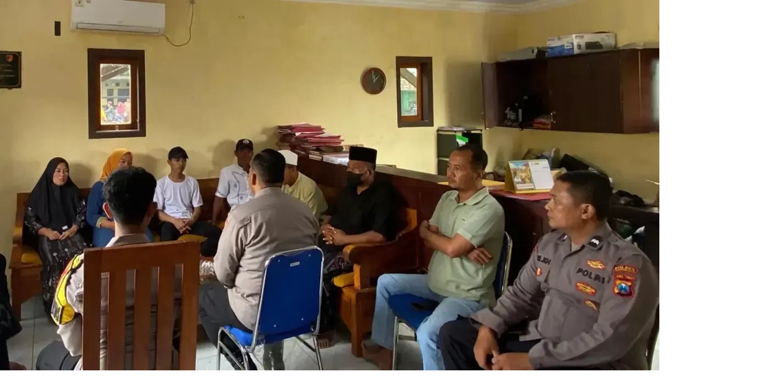 Rumah Kakek 80 tahun di Pasuruan diamuk Massa setelah ditulis menyantet tetangganya lewat mimpi. (Dokumentasi Polsek Lekok) 