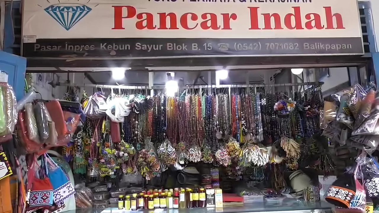 Beragam barang dagangan dijajakan pedagang di Pasar Inpres Kebun Sayur Balikpapan (Mella)  