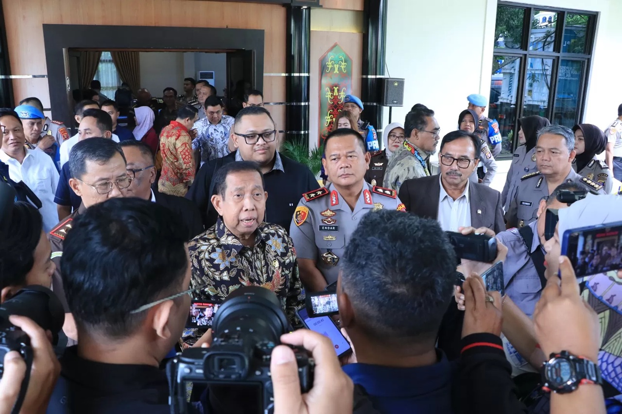 Ketua rombongan Komisi III DPR RI, Safaruddin, memberikan keterangan pers usai kunjungan kerja reses ke Markas Polda Kalimantan Timur, Kamis (5/3/2026).  