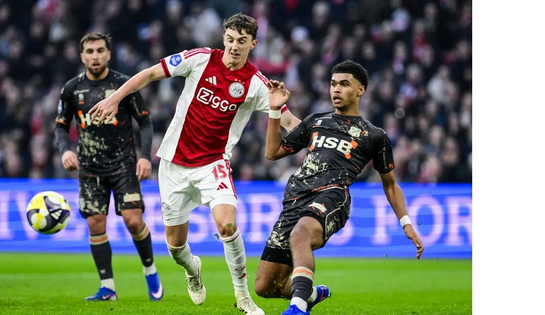 Youri Baas (tengah) saat bawa Ajax menang atas Volendam dalam lanjutan Eredivisie. (X/@ADSportwereld)  