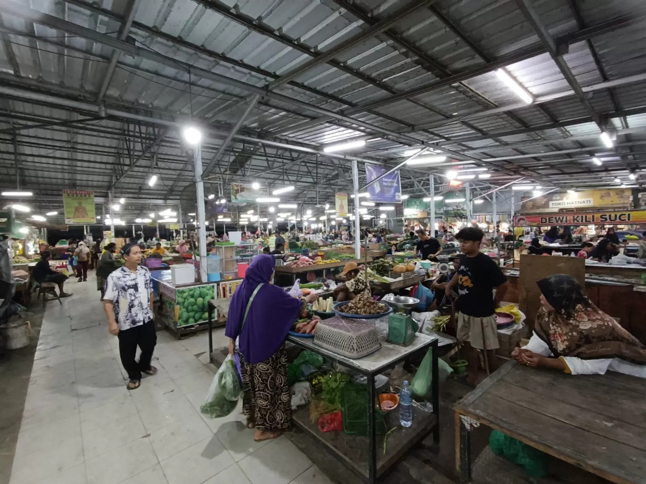 Suasana jual beli pasar tradisional di Sampit saat malam hari. (Dokoes/ Radar Sampit) 