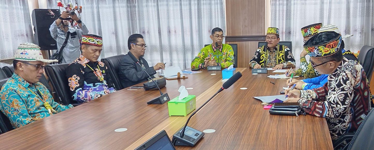 Pertemuan yang berlangsung di Ruang Rapat Kantor Rektor UBT.