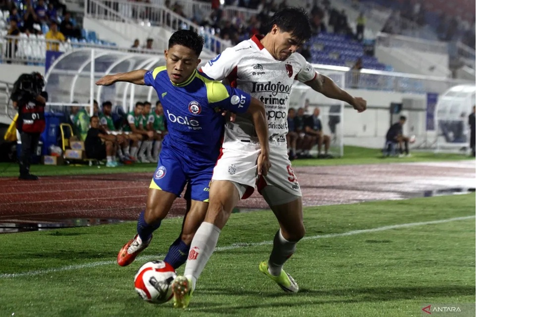 Pesepak bola Bali United Diego De Jesus Campos Ballestero (kanan) berusaha merebut bola dari pesepak bola Arema FC Ilham Rio Fahmi 