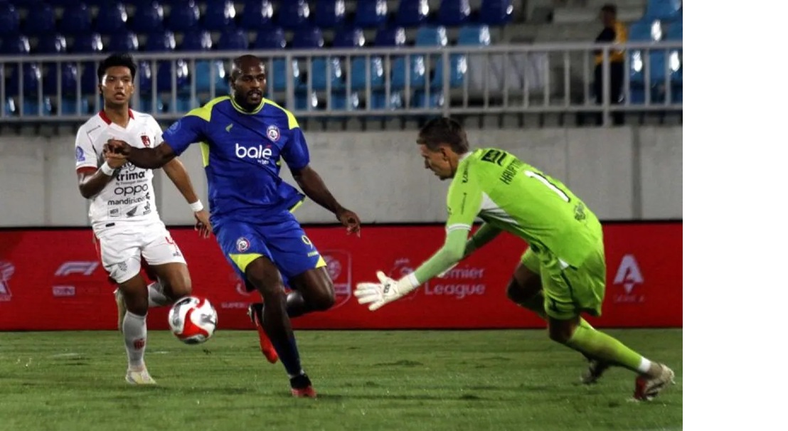 Penjaga gawang Bali United Mike Hauptmeijer (kanan) 