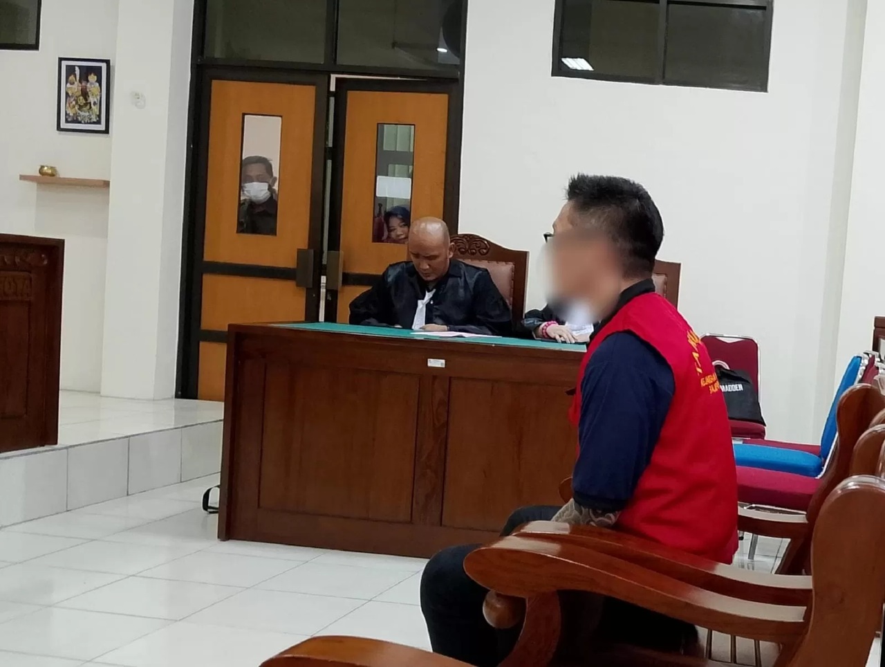 SIDANG: Terdakwa RE harus menjalani dua perkara sidang. (MOESO/BALPOS) 