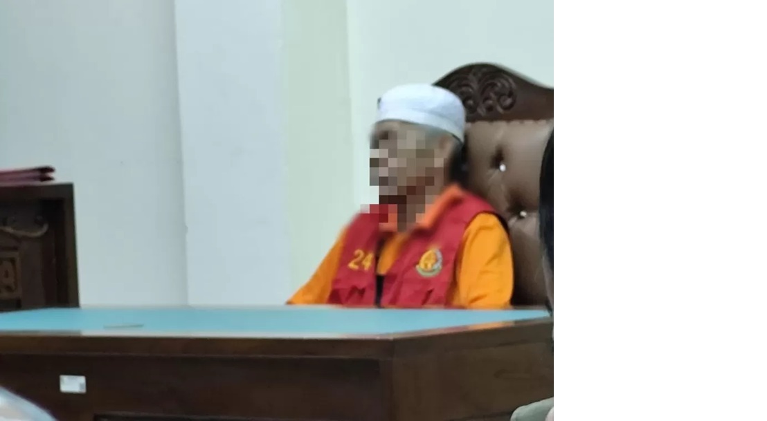 Terdakwa US mendengarkan kesaksian dari korban yang merasa keberatan atas aksi penganianyaan. (IST)