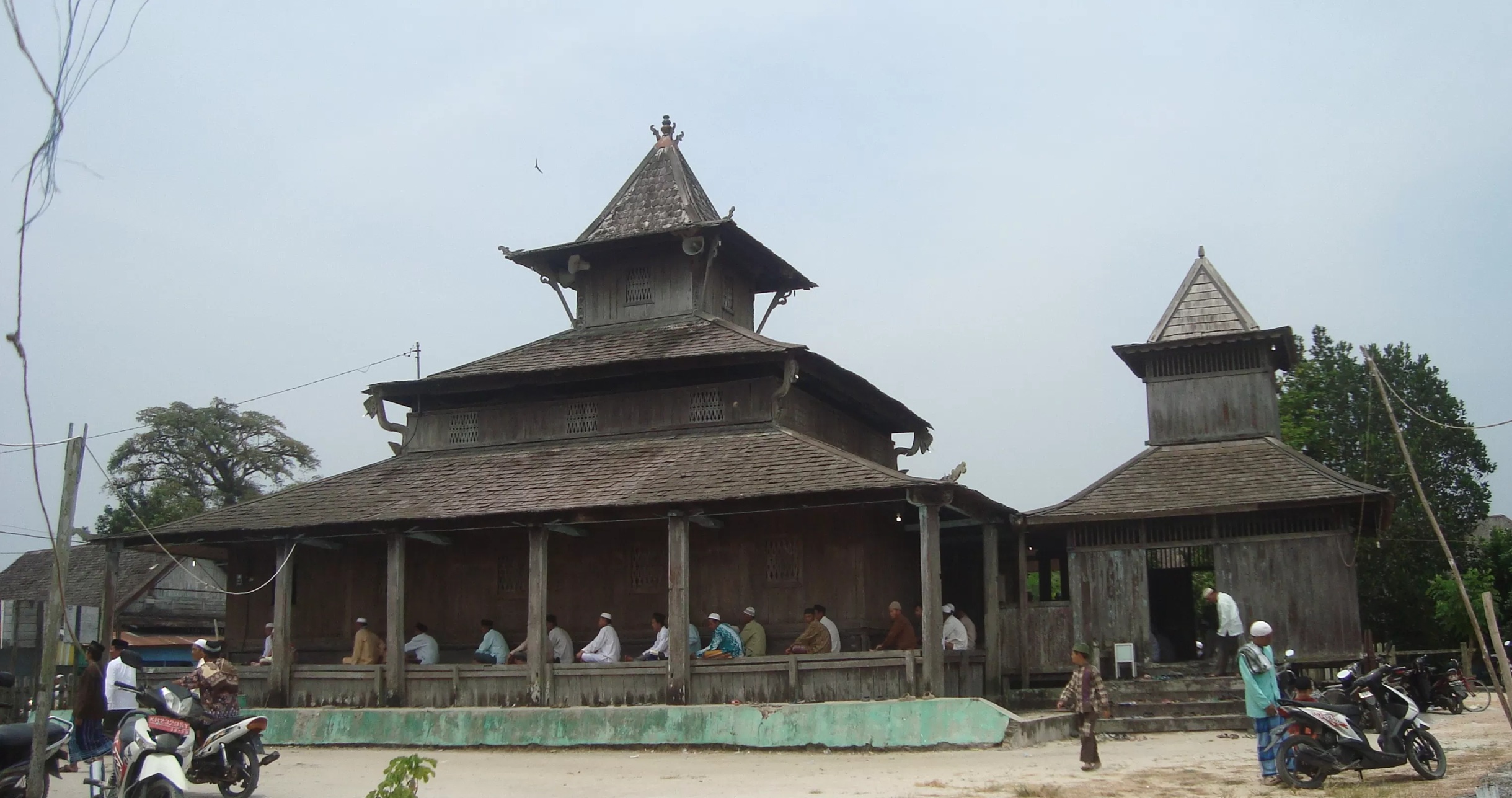 Aktivitas ibadah para jemaah di Masjid Kiai Gede, yang dibangun sejak 1632 di Kelurahan Kotawaringin Hulu, Kecamatan Kotawaringin Lama, Kabupaten Kotawaringin Barat (Kobar) (dok.Syamsudin) 