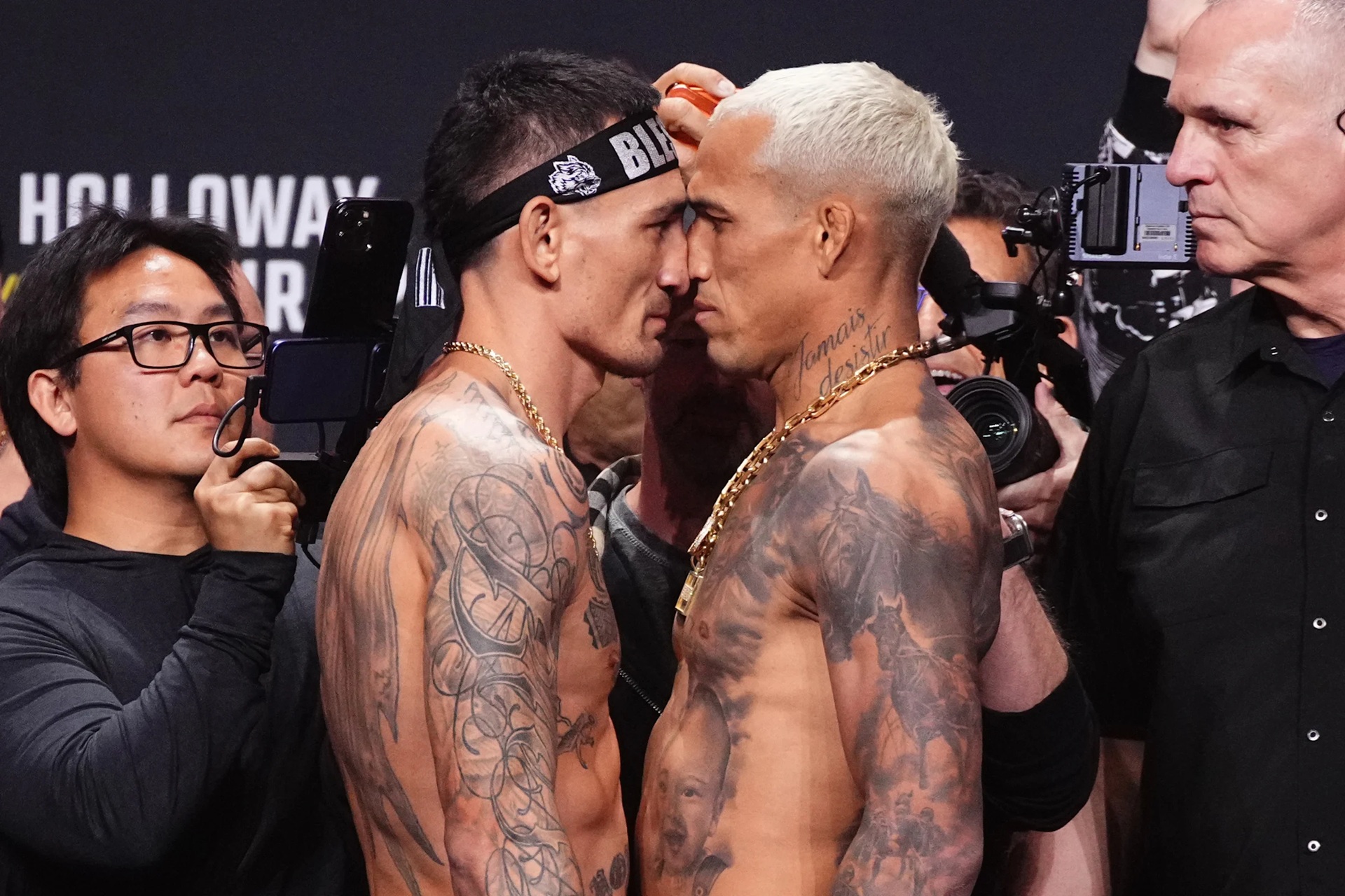 Max Holloway dan Charles Oliveira dalam sesi face off.