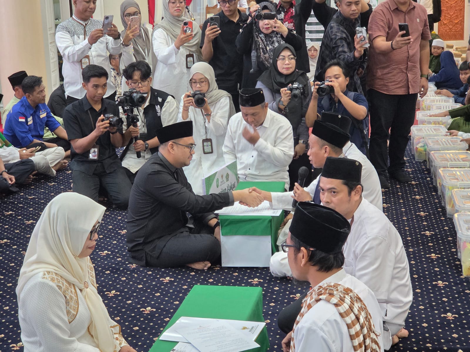 Bupati Kukar Aulia Rahman Basri menyerahkan zakat ke Baznas (Elmo/Prokal.co)  