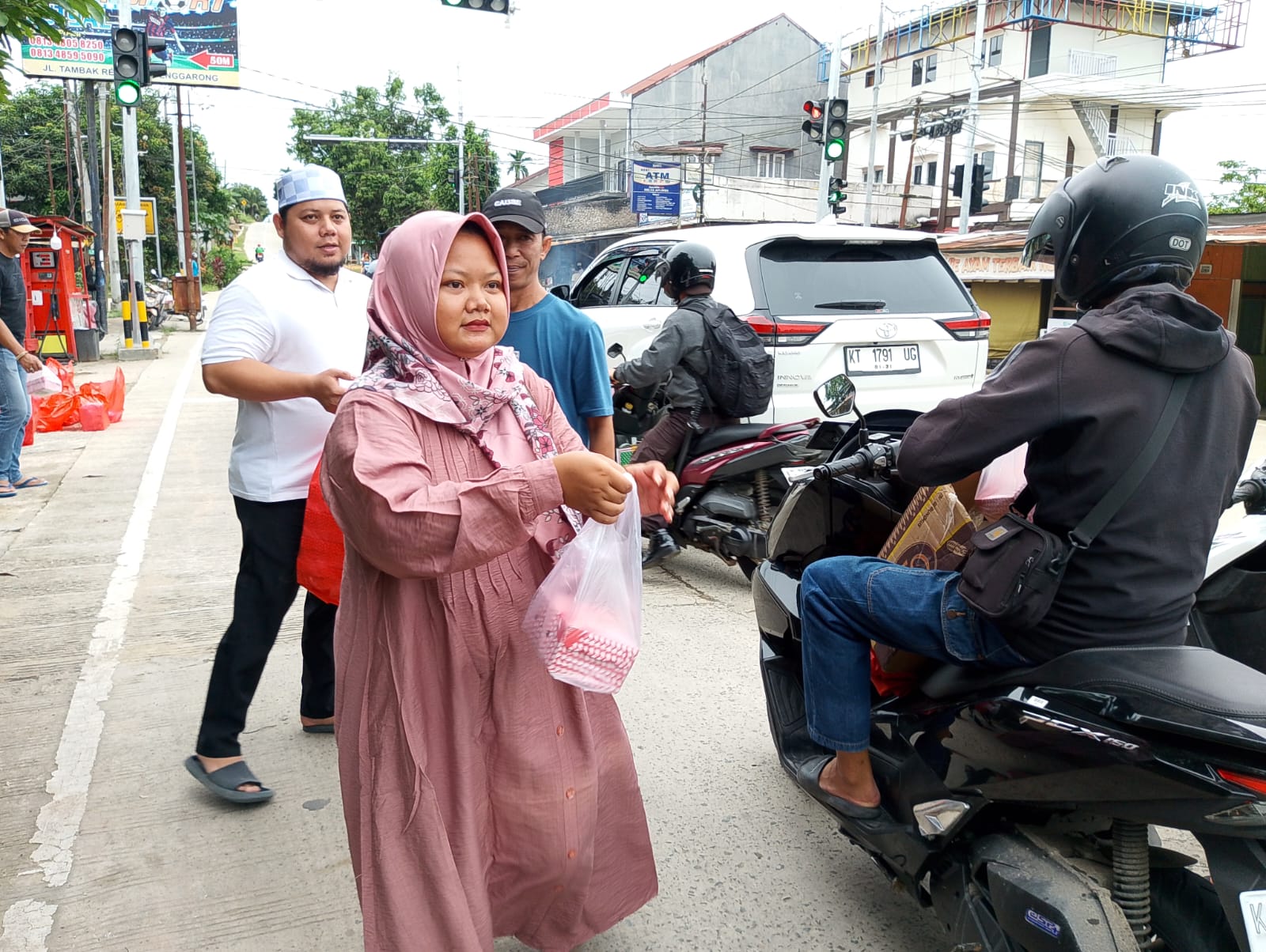 Aksi berbagi takjil warga RT 18 Kelurahan Baru, Tenggarong (Istimewa)  