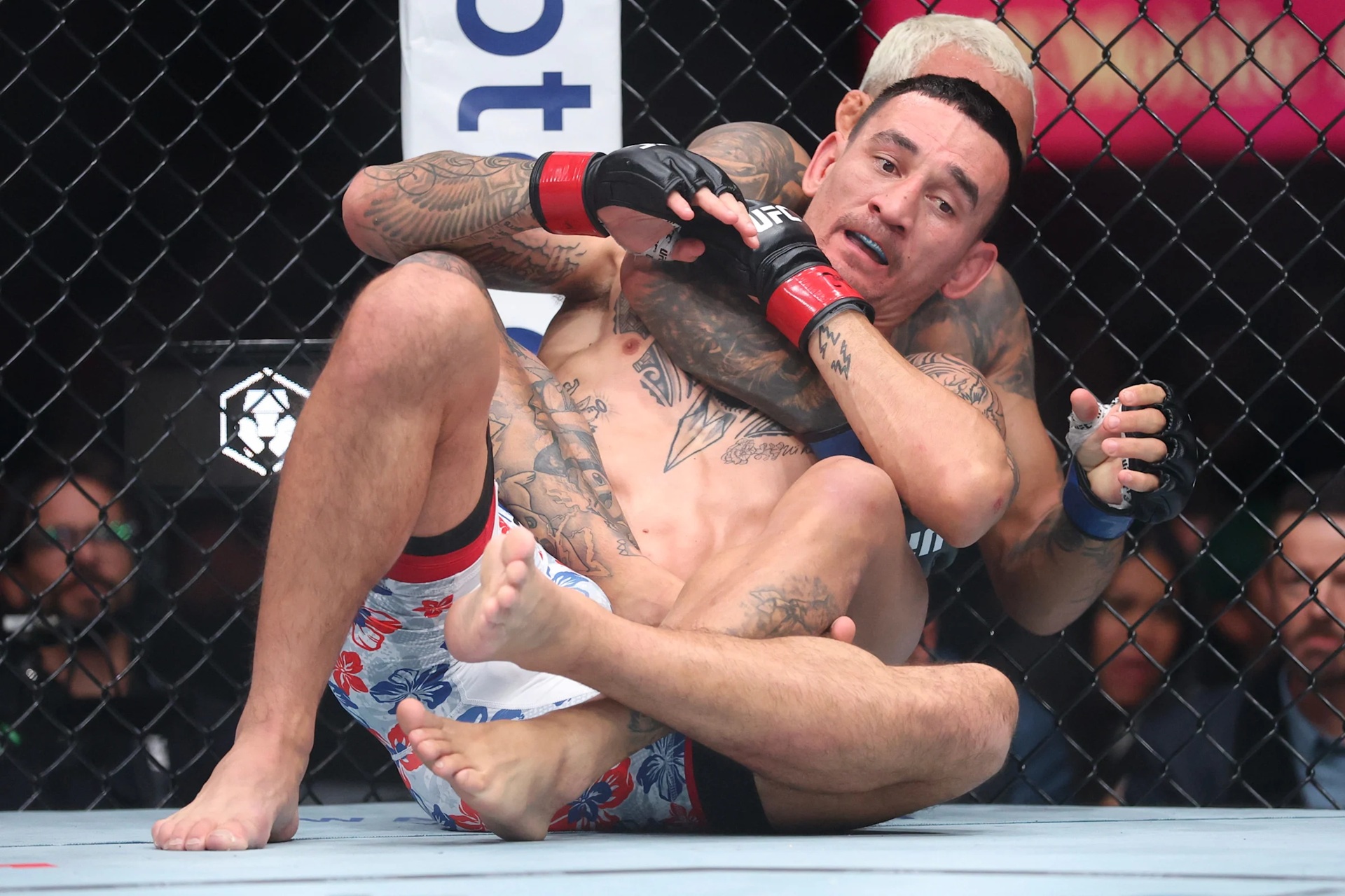 Upaya Charles mencekik Max tak pernah membuahkan hasil.