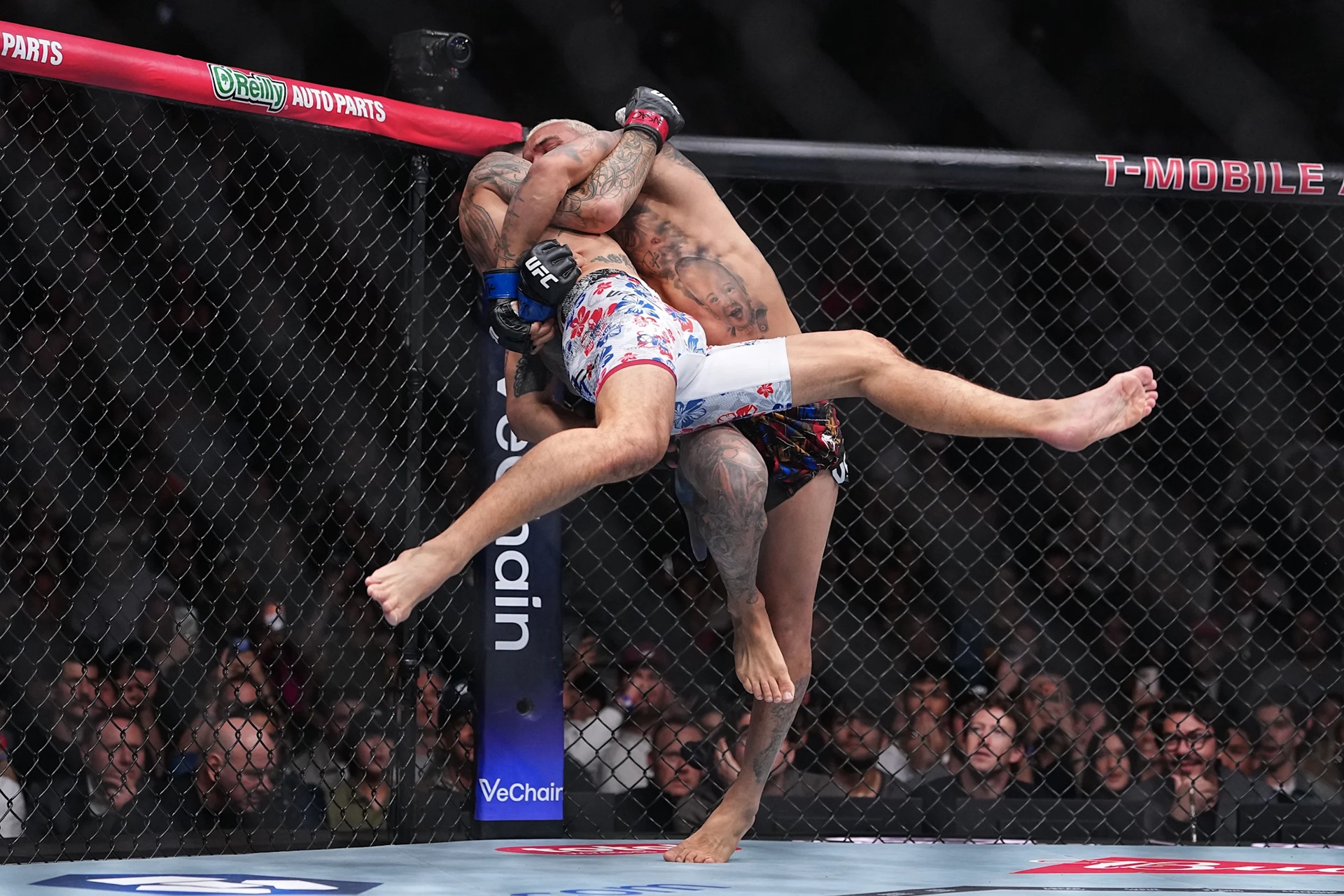 Charles Oliveira membanting Max Holloway dalam perebutan gelar BMF Championship.