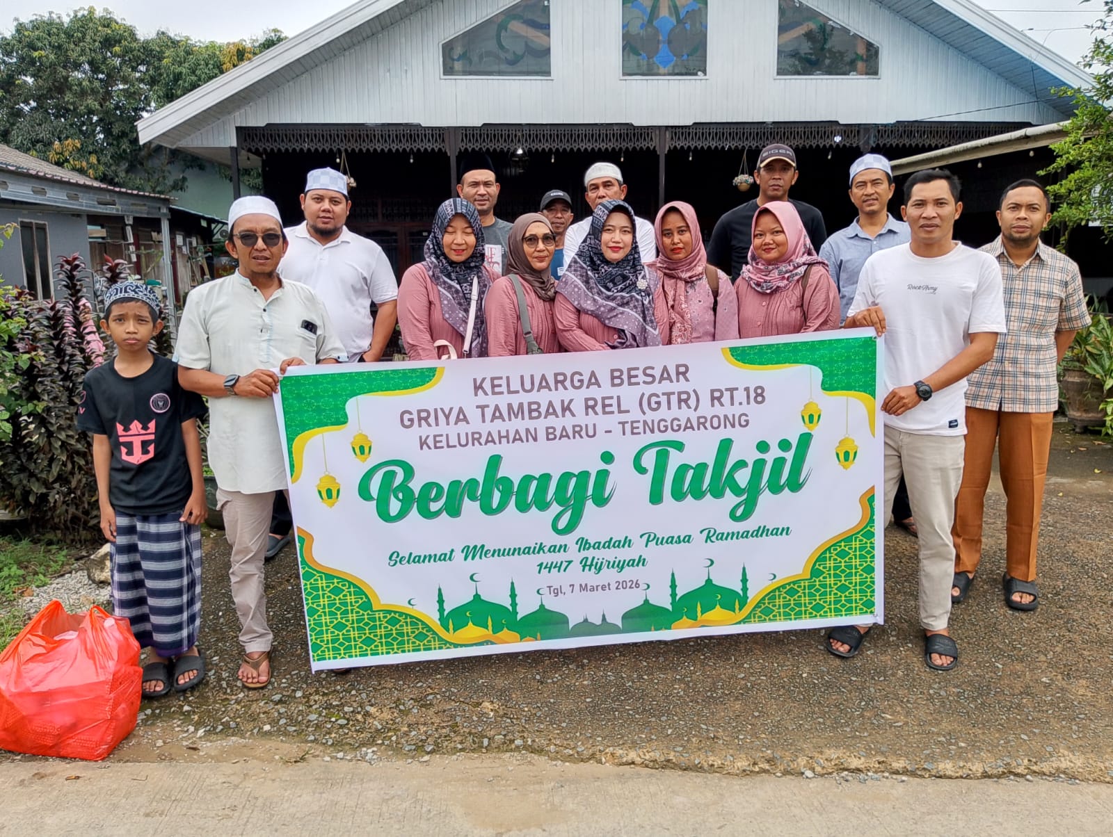 Aksi berbagi takjil warga RT 18 Kelurahan Baru, Tenggarong (Istimewa)  