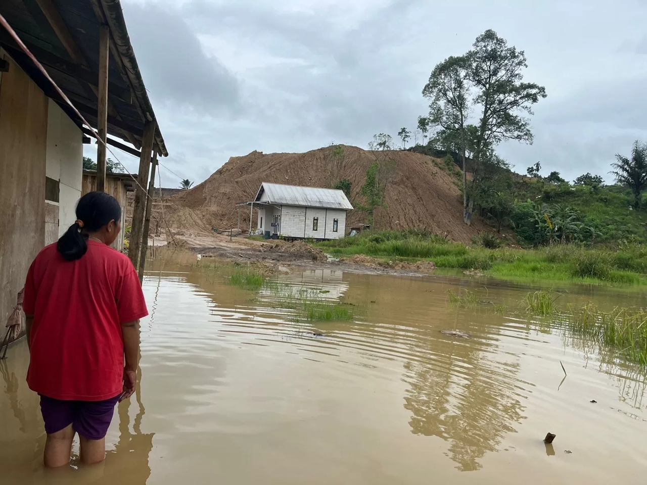 Kondisi banjir yang merendam permukiman warga di sekitar Polder Air Hitam, Kecamatan Samarinda Ulu. (kis)