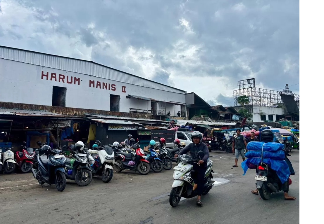 PERLU PENEGAKAN HUKUM: Pasar Harum Manis di kawasan Pasar Lima menjadi salah satu daerah yang rawan pungli dan premanisme. (Foto: Zulvan Rahmatan/Radar Banjarmasin) 