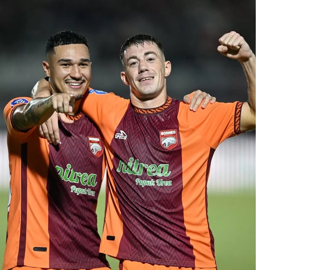 Juan Villa (kiri) cetak 2 gol sementara Peralta sumbang 1 gol.