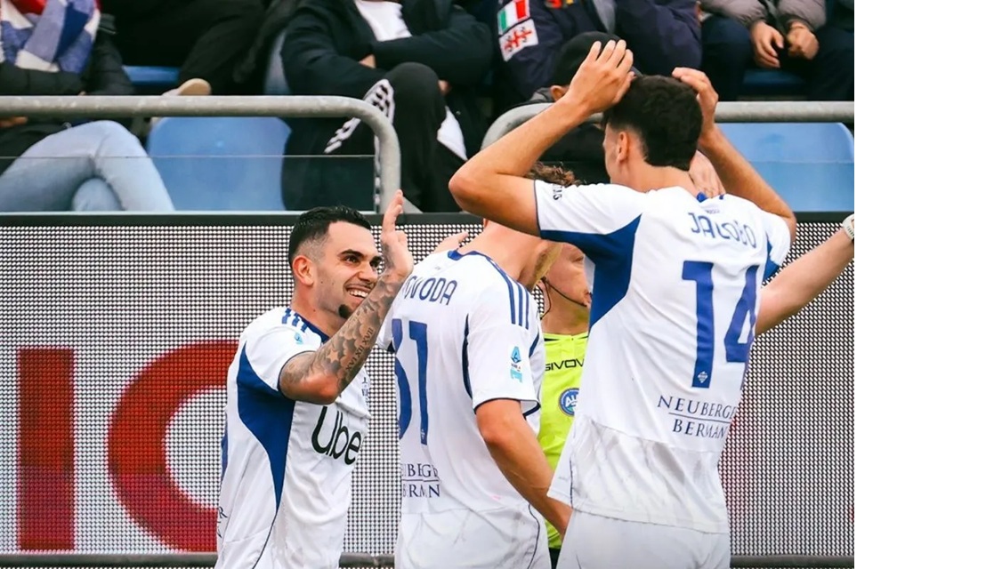 Para pemain Como 1907 merayakan gol mereka ke gawang Cagliari pada laga lanjutan Liga Italia 2025/2026 di di Stadion Unipol Domus pada Sabtu (7/3/2026). 