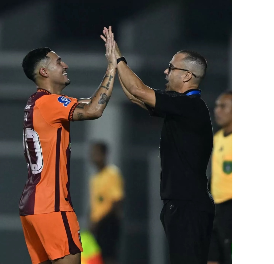 Fabio Lefundes menyambut Juan Villa yang sukses mencetak brace di laga kontra Persebaya, Sabtu (7/3/2026)