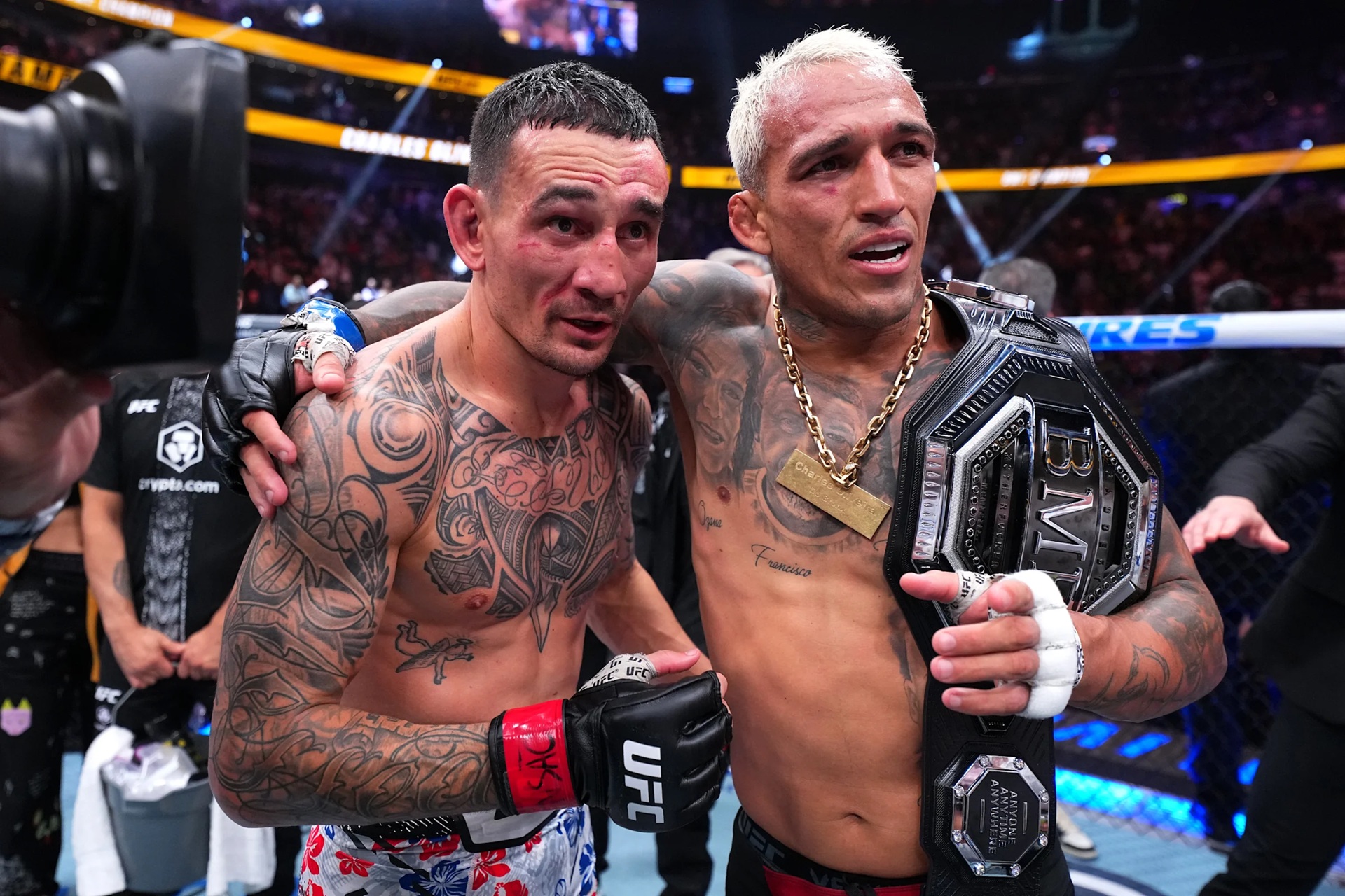 Max Holloway (kiri) dan Charles Oliviera.