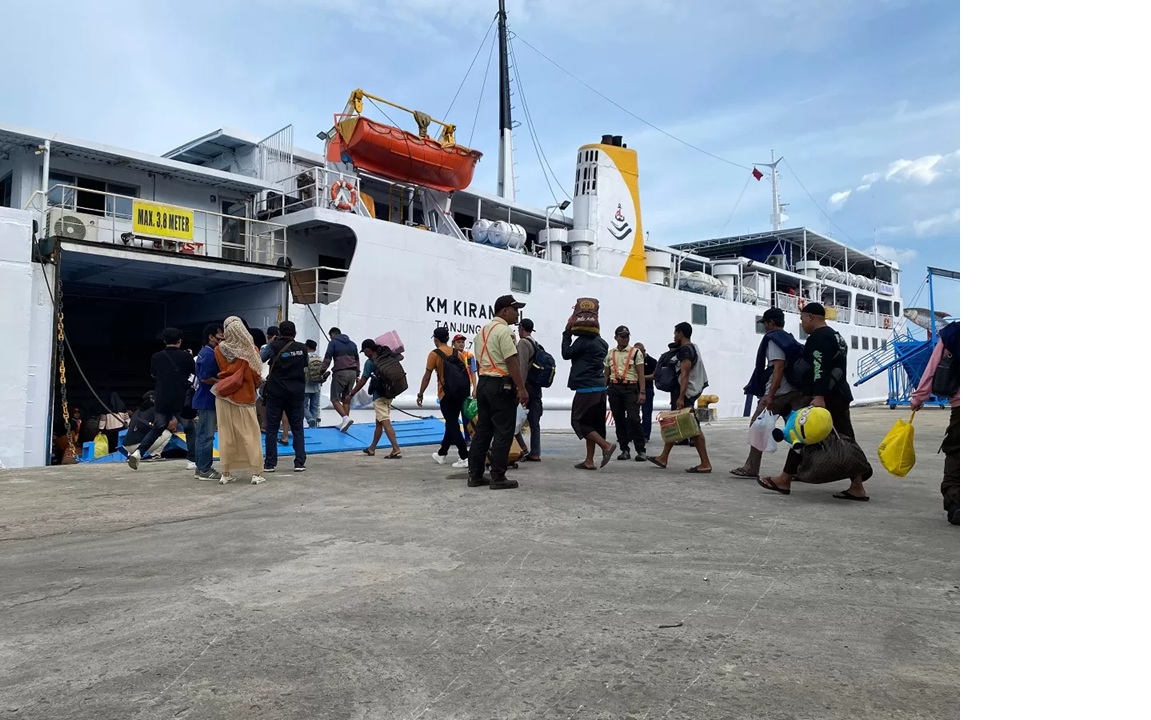Embarkasi penumpang KM Kirana III, yang akan bertolak menuju Tanjung Perak Surabaya, Sabtu (7/3). (FOTO: YUNI/RADAR SAMPIT) 