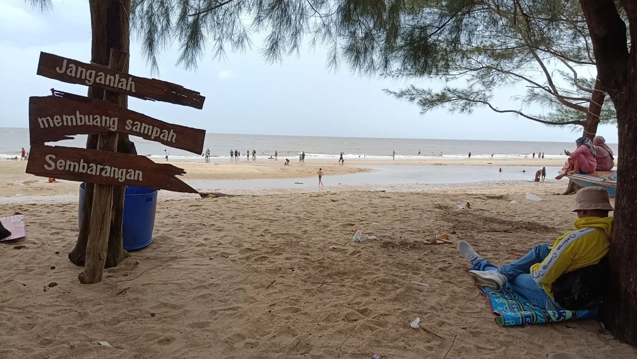 Papan peringatan agar pengunjung kawasan wisata di Pantai Ujung Pandaran tak membuang sampah sembarangan. (Dok. Usay Nor Rahmad/Radar Sampit) 