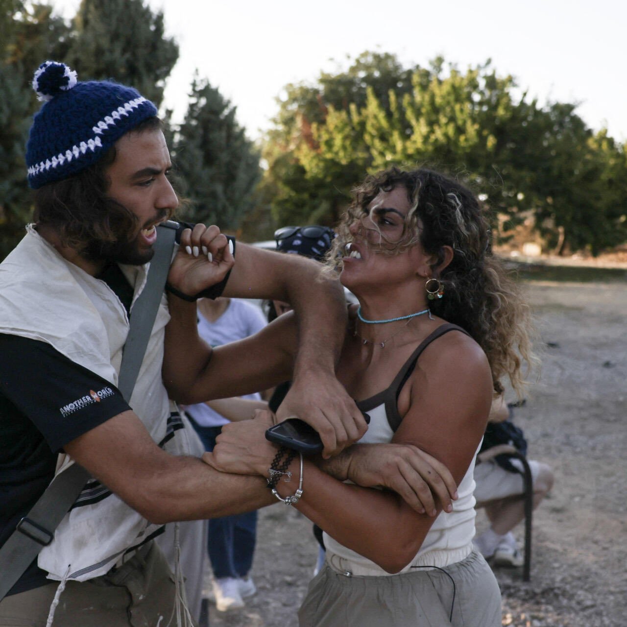 Alice berani adu fisik dengan Yahudi yang akan mengambil tanahnya.