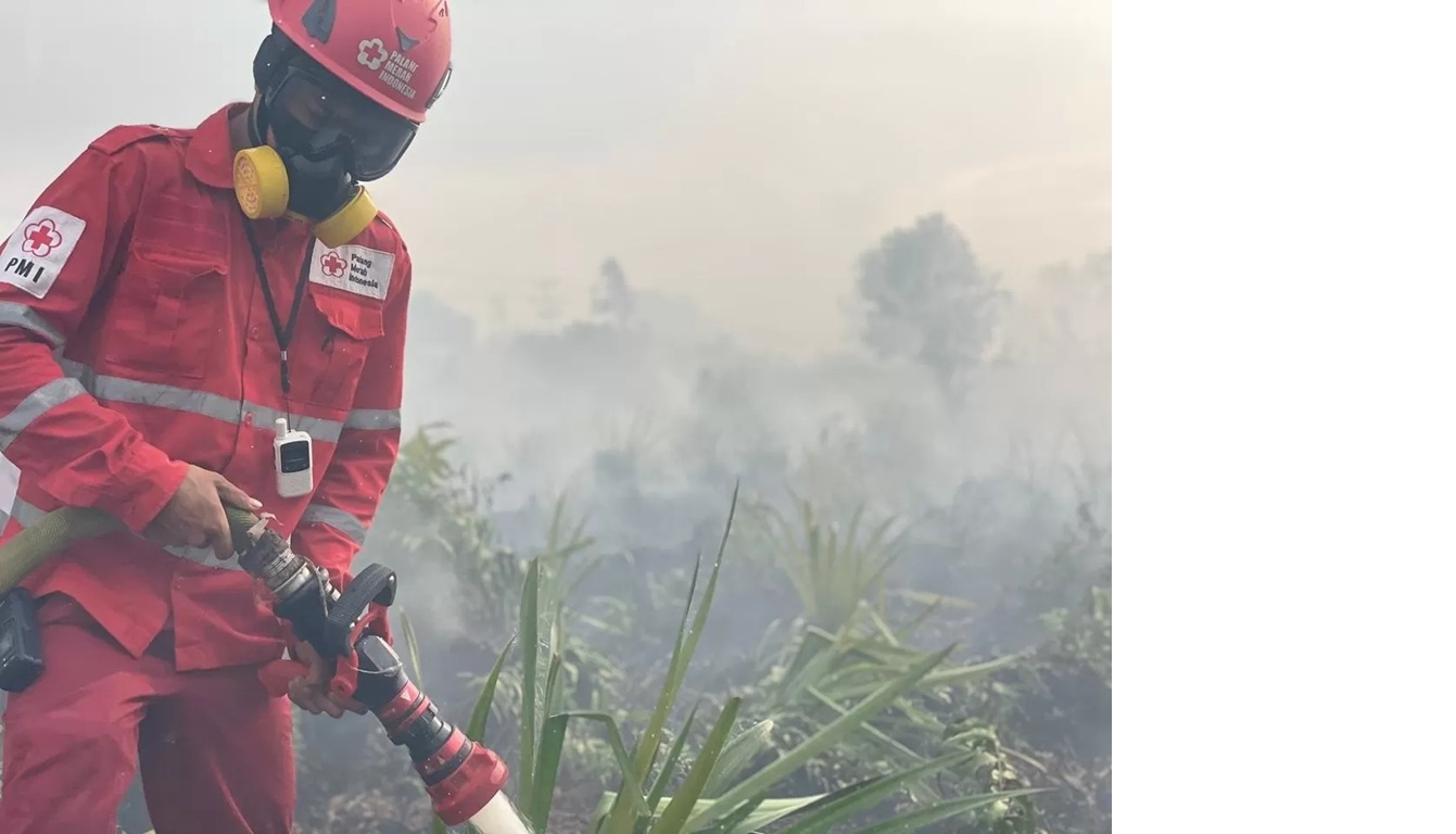 KARHUTLA: Seorang relawan sedang kelelahan memadamkan api dalam Karhutla di Kabupaten Mempawah belum lama ini. (ISTIMEWA) 