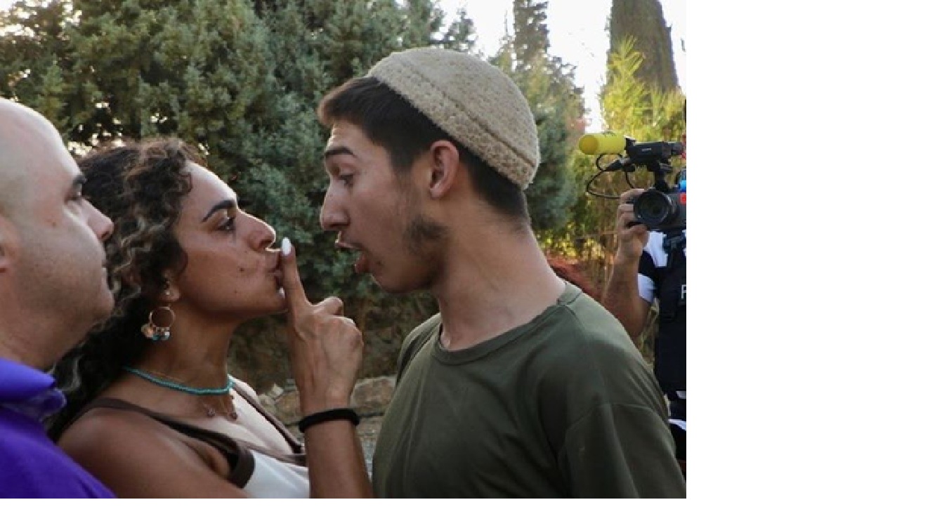 Alice (kiri) berhadapan dengan pria Yahudi.