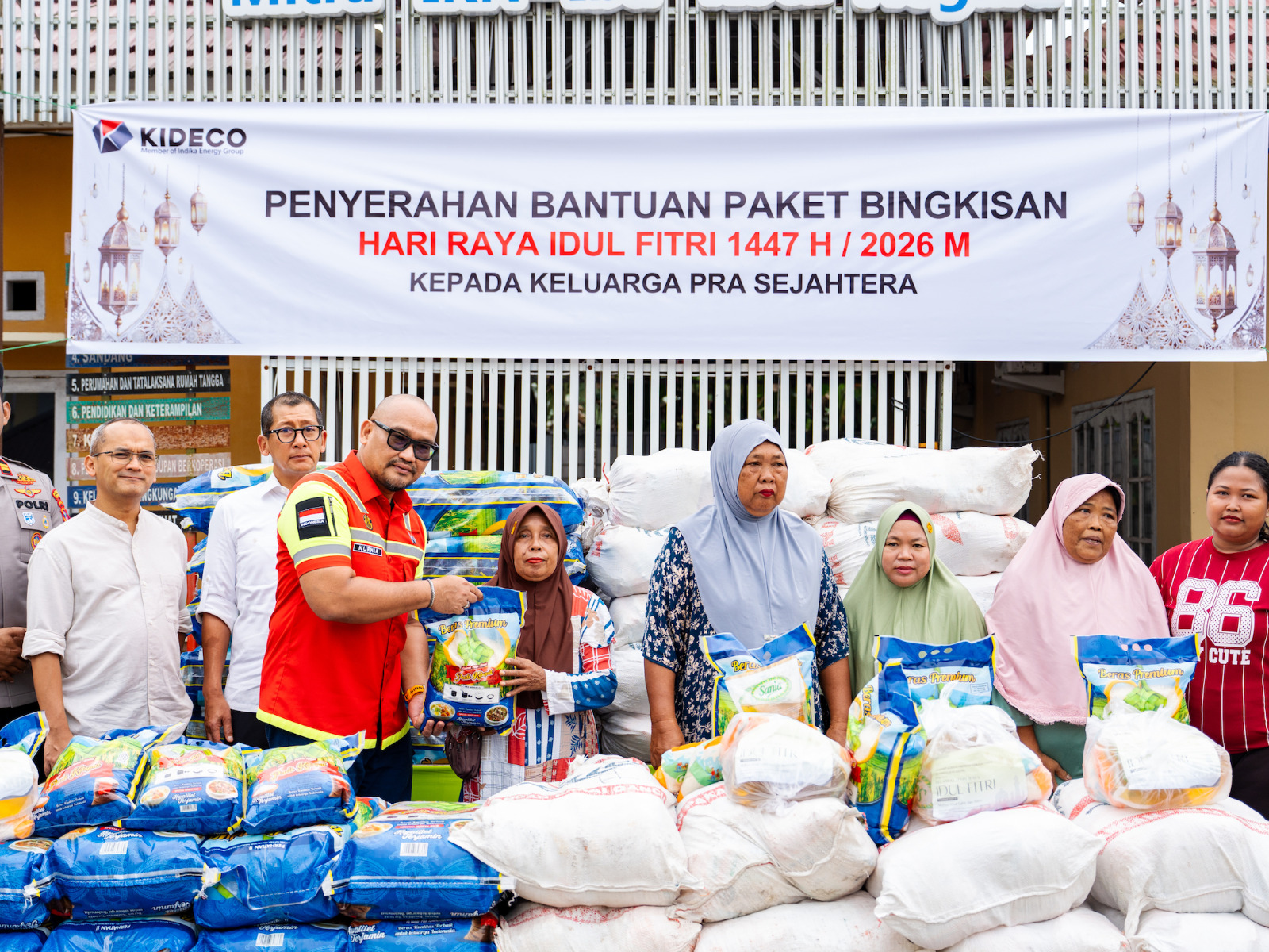 Penyerahan Bantuan Paket Bingkisan Hari Raya secara simbolis oleh Komisaris Utama Kideco, Azis Armand didampingi oleh Direktur Utama Kideco, M. Kurnia Ariawan kepada perwakilan keluarga pra Sejahtera