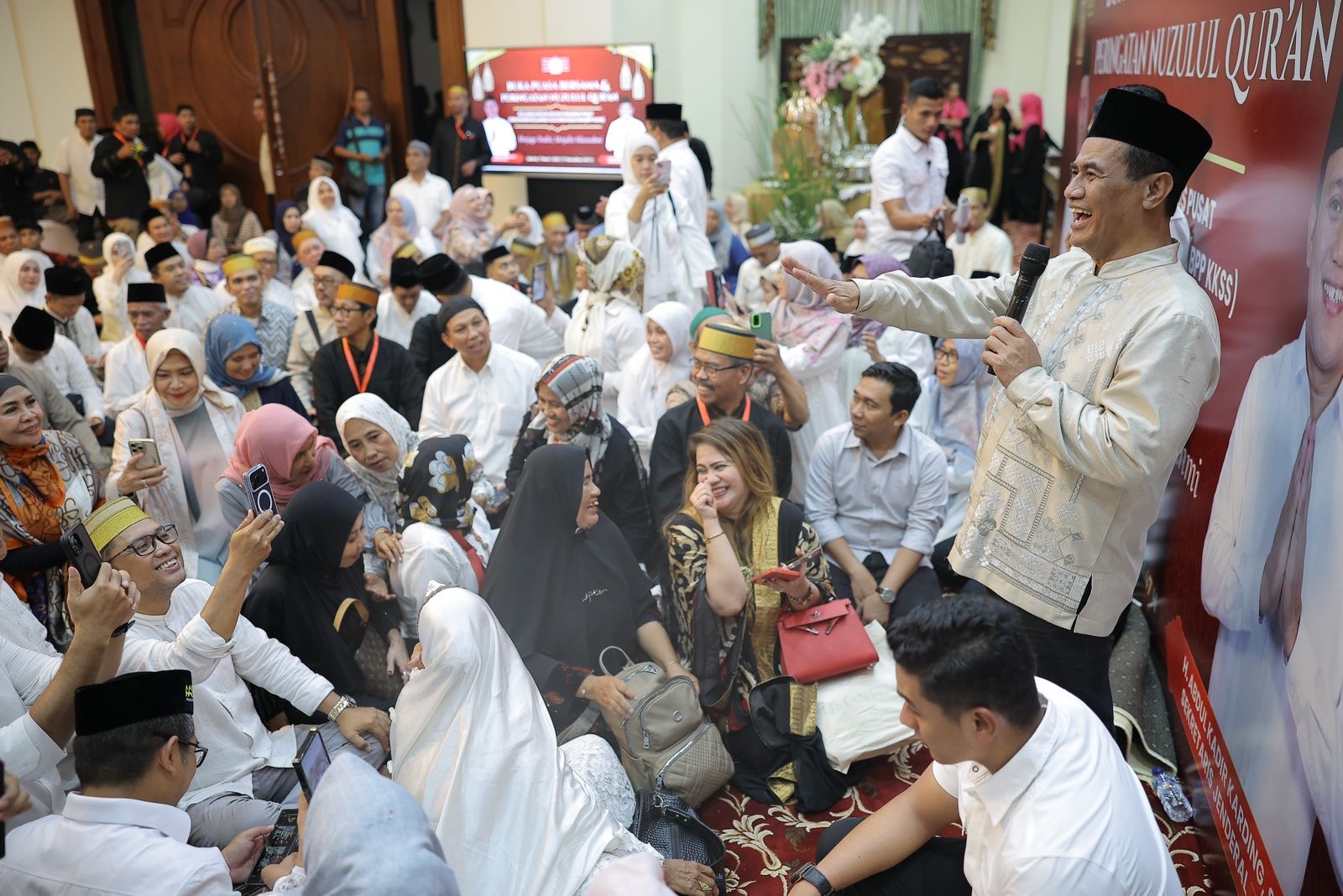   BERBAGI CERITA: Amran Sulaiman (kanan) saat buka puasa bersama warga KKSS di kediamannya di Jakarta Selatan, Sabtu, 7 Maret 2026.