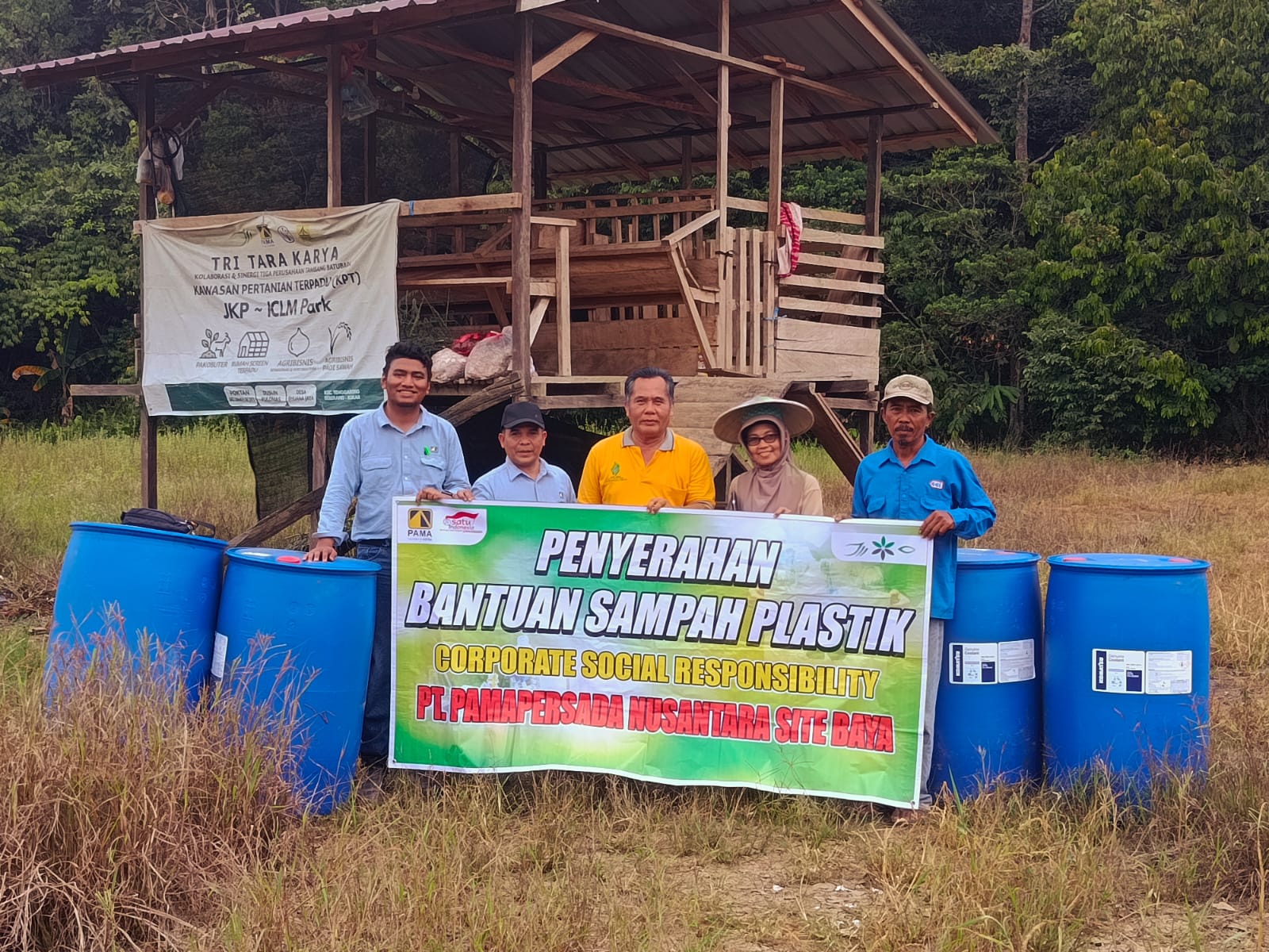 SERAHKAN : Manajemen PAMA Baya pose bersama kelompok Tani Sri Lemah Sejati, Desa Bhuana Jaya.