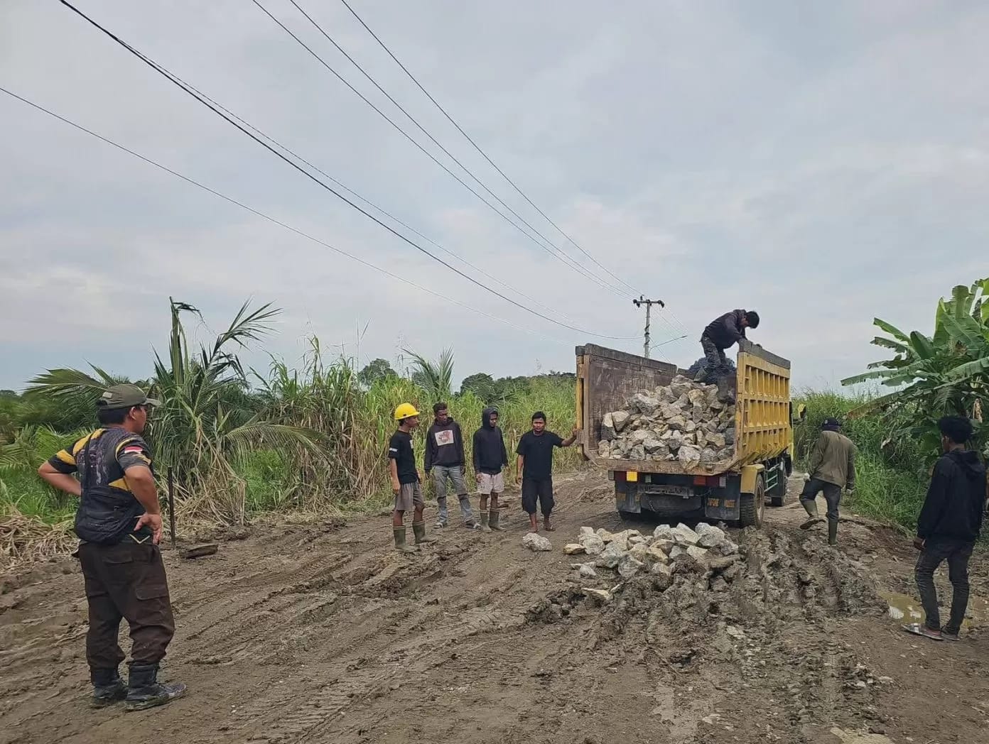 Jalan poros Kota Bangun-Kenohan yang rusak (Istimewa)