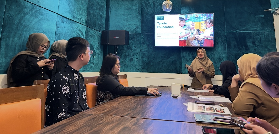 PAPARKAN: Nursyamsiarni Djufril Larose (tengah, berdiri) membeber program saat silaturahmi dan buka puasa bersama di DECAFE Resto, Pastry &amp; Bakery Balikpapan, Senin, 9 Maret 2026.