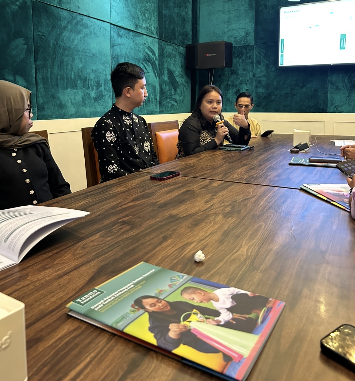 CAPAIAN: Roselina Ping Juan (pegang mik) berdiskusi dengan awak media sebelum buka puasa bersama di DECAFE Resto, Pastry &amp; Bakery Balikpapan, Senin, 9 Maret 2026.