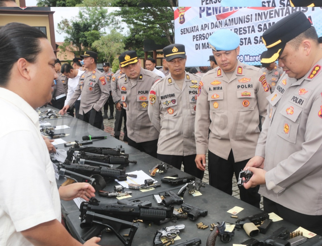 Kapolres Samarinda Kombes Pol Hendri Umar lakukan pemeriksaan senjata api dan amunisi miilik personel.