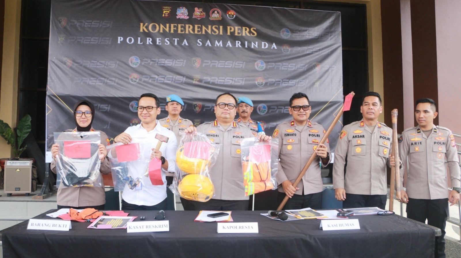 Kapolres Samarinda Kombes Pol Hendri Umar bersama jajarannya saat jumpa pers menunjukan barang bukti terkait pengungkapan kasus pencurian di Samarinda