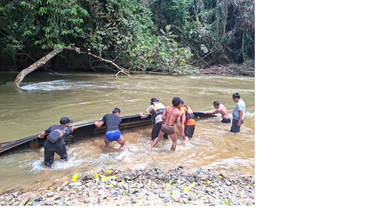 Warga dan petugas gabungan saat menemukan perahu pemancing yang terbalik di Riam sekitar Desa Kinipan, Kecamatan Batangkawa, Kabupaten Lamandau, Senin (9/3). (istimewa/BPBD Lamandau) 