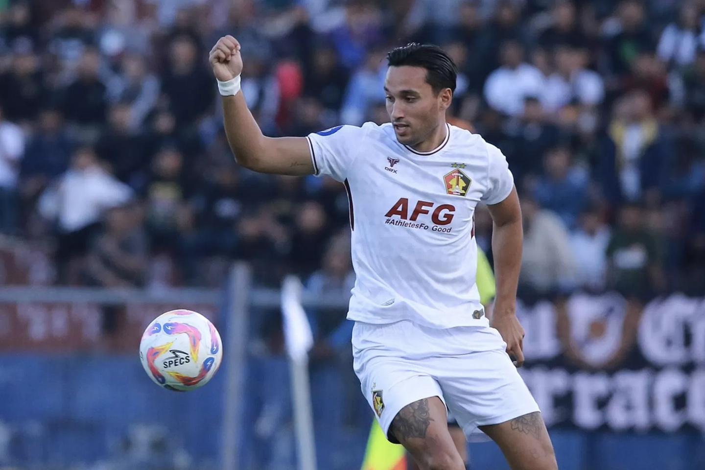  Penampilan apik Ezra Walian bersama Persik, membuat John Hermand tertarik memanggilnya ke timnas.