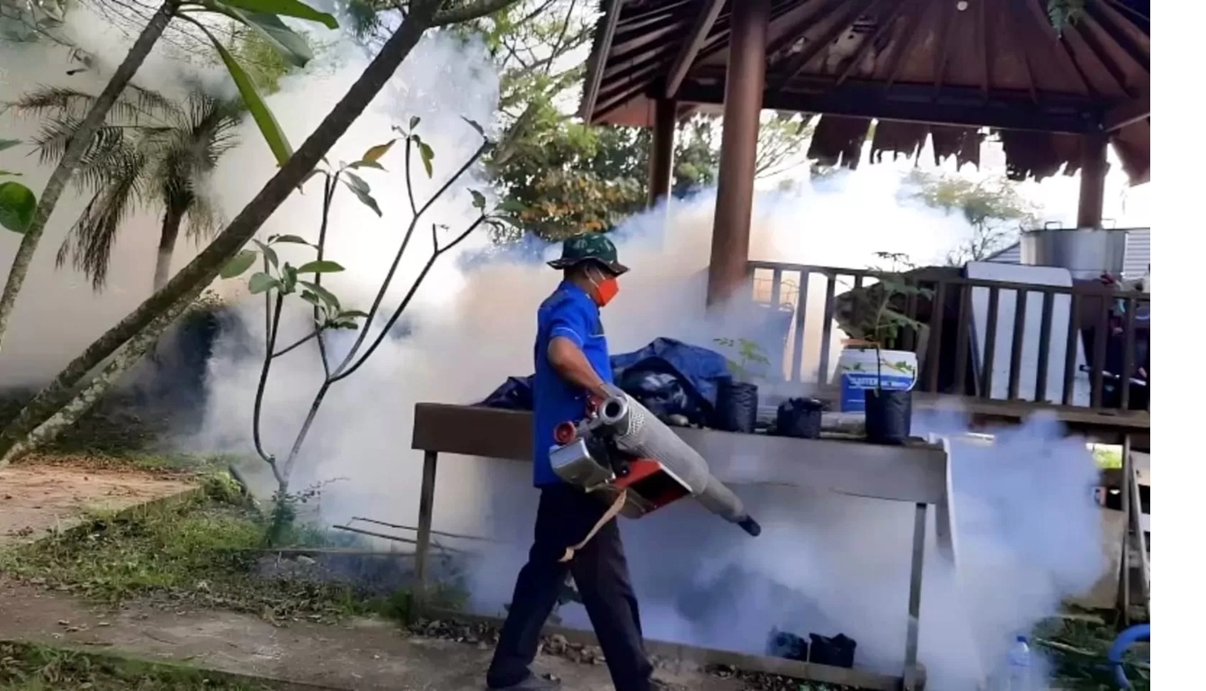 FOGGING: Dinkes Tanbu kerahkan petugas melakukan fogging di permukiman warga untuk mencegah penyebaran nyamuk penyebab kasus DBD di Tanah Bumbu. (Dinkes Tanah Bumbu untuk Radar Banjarmasin) 