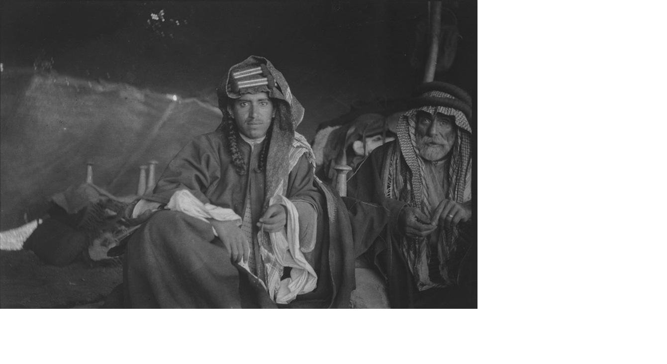 Sheikh Abdullah bin Abdul Rahman Al-Yahya bersama Mohammed Al-Ma'rawi  difoto bulan Maret 1914. Tampak mereka berkepang.