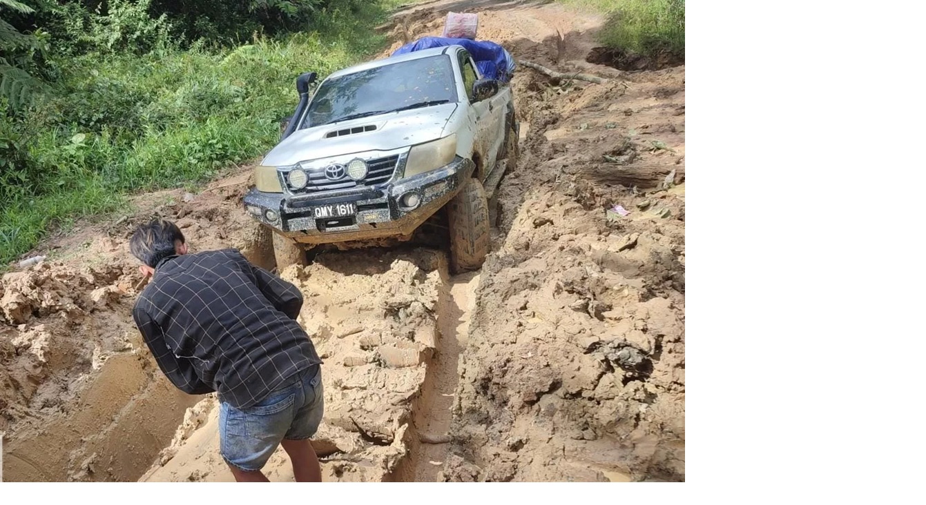 RUSAK : Kondisi jalan antar kecamatan sulit dilalui kendaraan yang mengangkut kebutuhan sehari-hari masyarakat. 