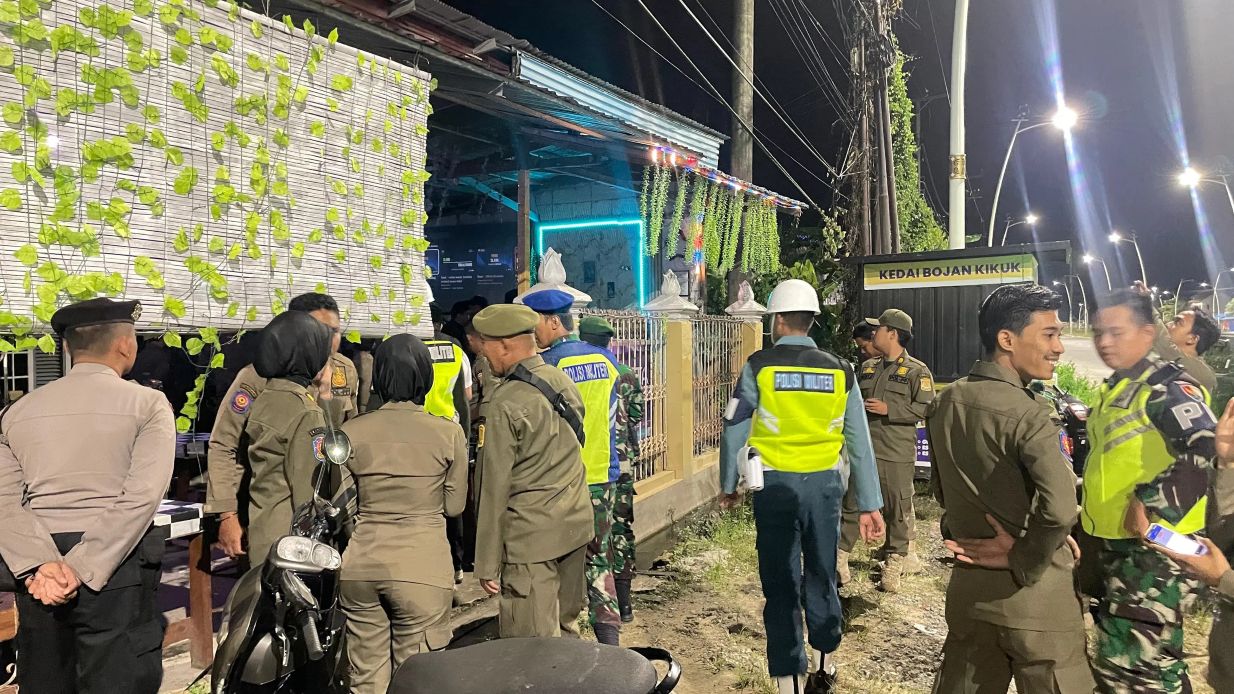 RAZIA: Petugas Satpol PP Balikpapan bersama aparat gabungan melakukan monitoring dan penertiban terhadap tempat hiburan yang masih beroperasi saat Ramadan.(IST)  