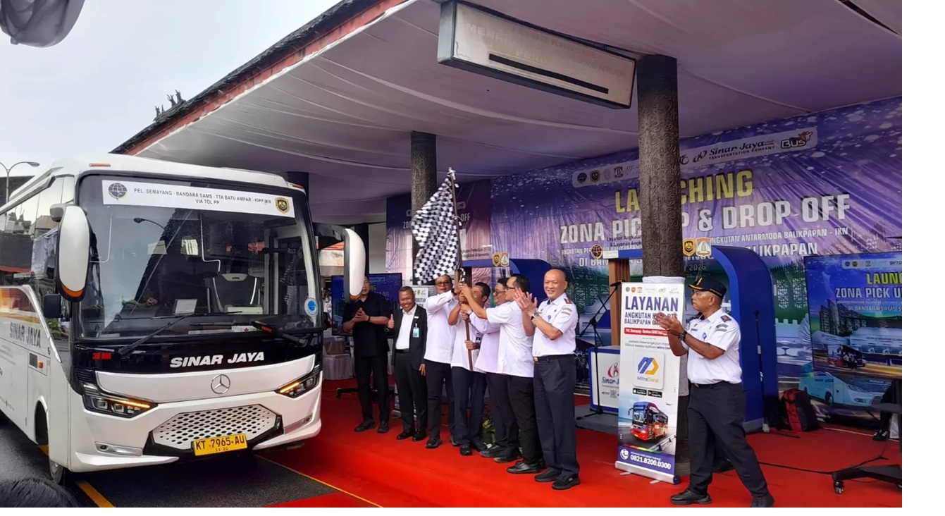 BEROPERASI: Otobus PO Sinar Jaya resmi melayani angkutan antarmoda dari Bandara SAMS Sepinggan Balikpapan menuju kawasan Ibu Kota Nusantara (IKN). (FOTO:ARIF FADILLAH)  