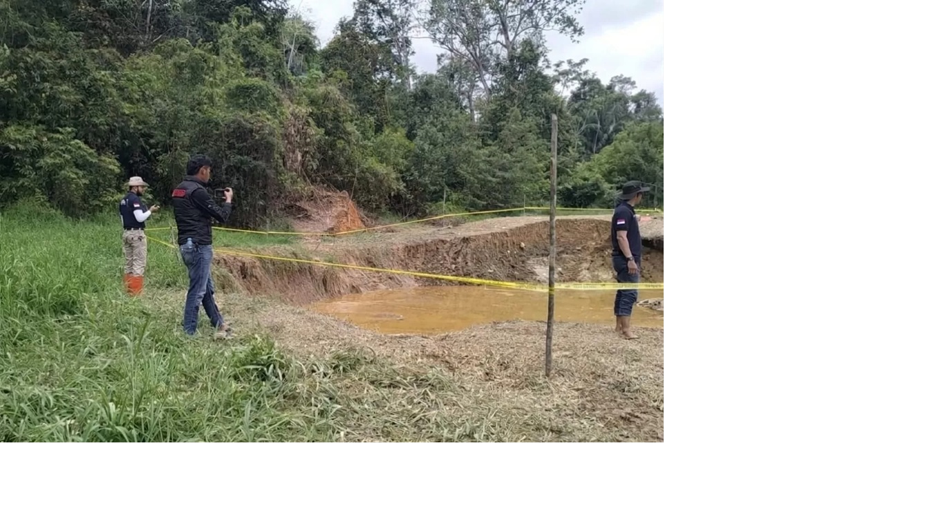 Personel Polres Kapuas Hulu menggelar olah TKP PETI yang memakan korban di Desa Bugang pada Senin (9/3). (ISTIMEWA) 