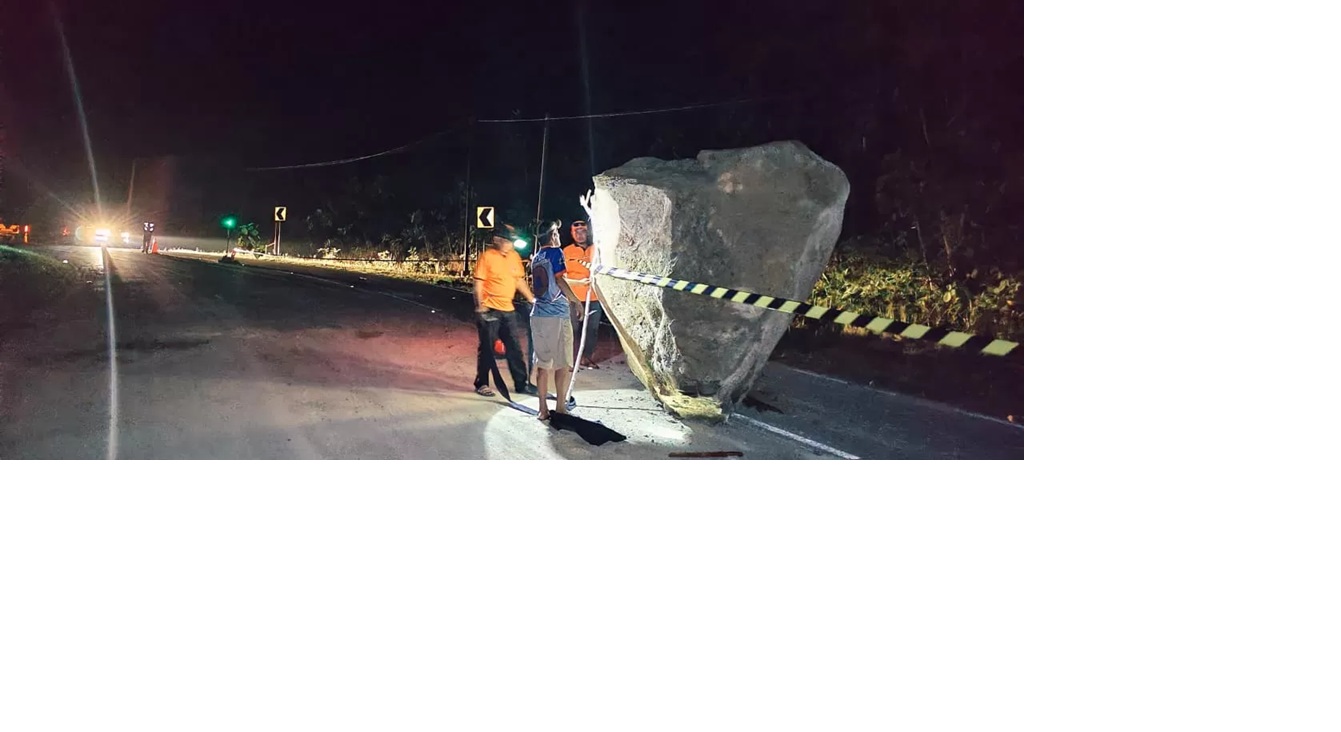 LONGSOR: Material batu berukuran besar menutup sebagian badan jalan. (DOK BPBD BULUNGAN) 