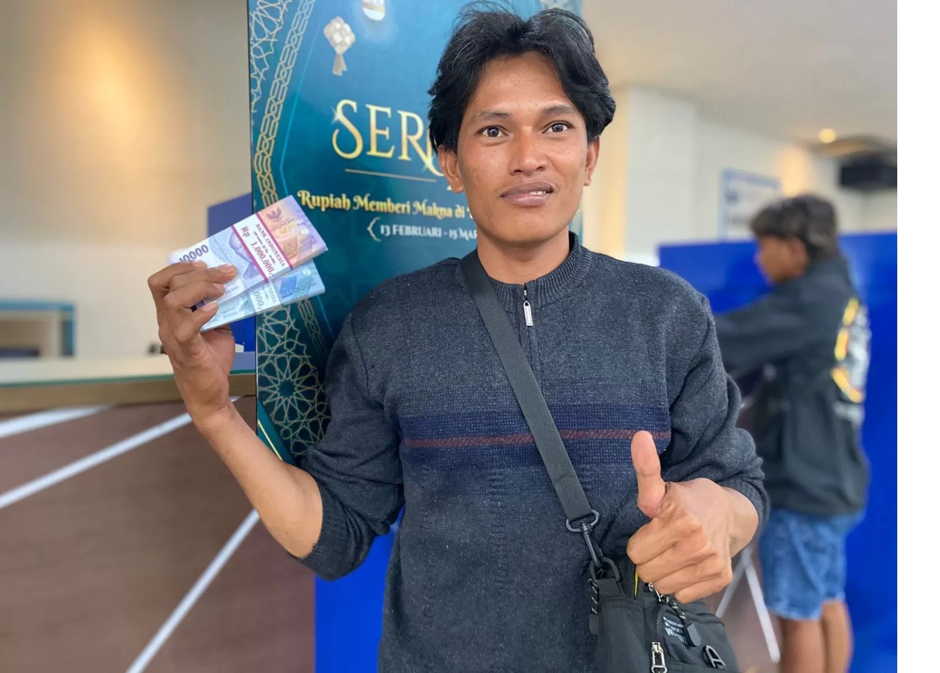 Pemudik memanfaatkan layanan penukaran uang di pelabuhan Semayang Balikpapan, Senin (9/3/2026). ((ARIF FADILLAH))  