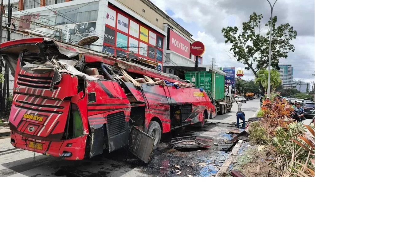 RUSAK PARAH: Proses evakuasi bus pariwisata yang mengalami kecelakaan tunggal dan terguling di Jalan Untung Suropati, Kecamatan Sungai Kunjang, Samarinda, Senin (9/3/2025). (KPG) 