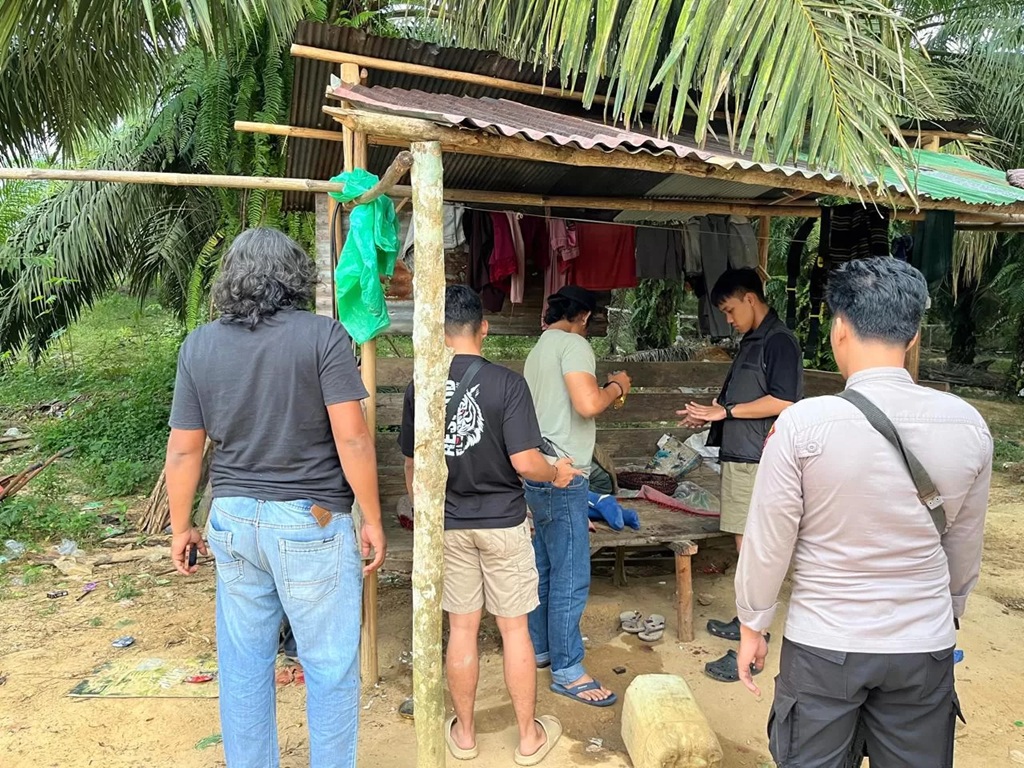 Anggota kepolisian saat melakukan olah TKP penganiayaan Desa Saing Prupuk, Kecamatan Batu Engau, Kabupaten Paser.(IST)