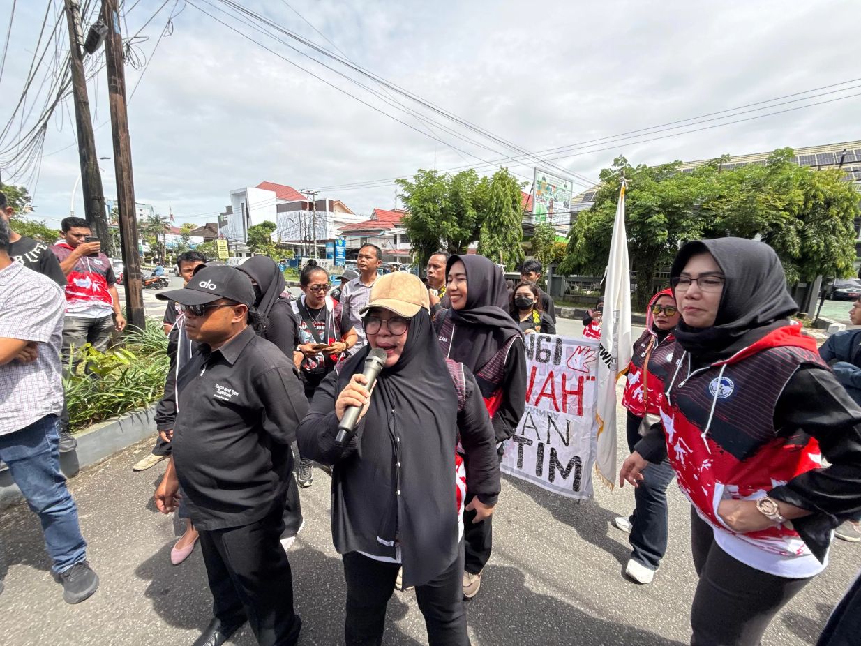 Tim TRC-PPA Kaltim melakukan aksi demo di depan kantor Dinas Pendidikan Kaltim beberapa hari lalu untuk menuntut kejelasan kasus pelevehan seksual oknum guru. (Ist)